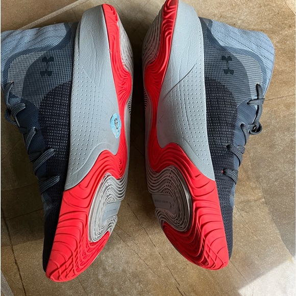 Under armor spawn basketball shoes, size 6 - Picture 3 of 7